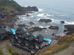 大地の気流と、南北からの海流が集まる世界的にも珍しい場所らしいです。
眼下には有名なランプの宿が見えます。
いつか泊まってみたいですね。
