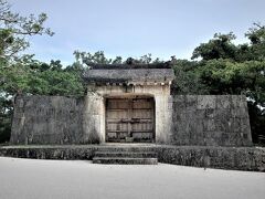 (写真) 8:48 園比屋武御嶽石門（そのひゃんうたきいしもん）　世界遺産