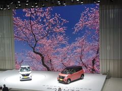 日産の本社の中を通路は突き抜けてます。
電気自動車。
ちょっといいなあ、と思います。