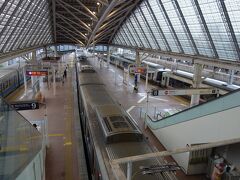 小田原駅。
右はさきほど追い抜かれた箱根湯本行きのロマンスカー。
なんとここで追いつくんです。