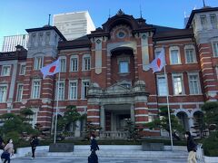 沢山のビルが林立する丸の内の街中に、大きな駅舎が建っています。
よく晴れた空の下、近代的な建物の中で、レトロな姿が存在感を出していました。
駅舎前には日の丸が翻り、松の植栽が並び、日本の駅の代表という感じでした。
