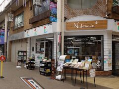 前にきたときは観光案内所メインっぽかったお店、
高級土産店っぽく変身してました。