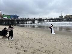 素敵な日本人の新婚カップルがビーチ沿いで写真を撮っていました。

末永くお幸せに！

