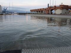 海水の入る池のある公園の横を通ってエスパルスドリームプラザへ。
ちょっとだけ買い物。

