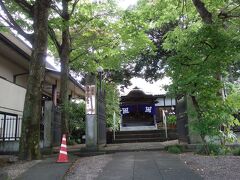 すぐ隣にもう一つお寺が。
法蓮寺。やや緑が濃いです。