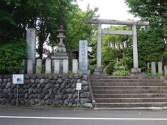 産千代稲荷神社。
ちょっと高い位置にあります。