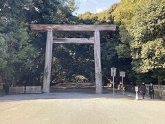 熱田神宮の東門鳥居が見えてきました。
