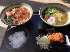 さて、良い時間になってきたので、昼食とします。
熱田神宮内の「宮きしめん」で、きしめん食べます。
味噌カツのついた定食もあり、名古屋メシを堪能できます。