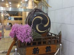 ロビーにあった陣太鼓。
窓の向こうが送迎バスです。