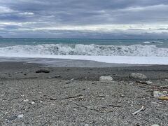 七星潭まではバスで15分ほど。ここの海も波が高くて迫力がありました。ただ風がめちゃくちゃ強くて、海の方を見ると息もできないほどです。