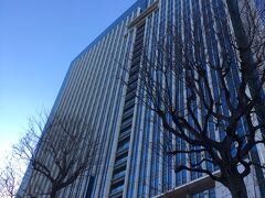 低層部に商業施設のTOKIAが入る、東京ビルディングの前まで来ました。
ビルの南を通る馬場先通りを越えると、複合施設の東京国際フォーラムがあります。
通りの向こうに、船のような形をしたガラス棟が見えました。
