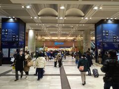 横浜駅周辺の多くの商業施設では、2023年の初売りは1月2日からですが、そごう横浜店の初売りは1月1日（元日）午前10時からスタートということで横浜駅の東口へ。

するとそごう横浜店では開店前から大行列で、午前10時の開店を30分前倒ししてオープンしたそうです。

今年は行動制限のない正月といういことで、店内はコロナ禍前のような活気を取り戻し、福袋などを買い求める大勢のお客さんで賑わっていました。