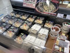 甲府駅でいつもお弁当買っているグルメマルシェでは、この日は年越しそばの販売がメインでした。

ここのお弁当買って安く済ませようかと考えていたのですが(甲府駅前のほうとう屋さんは16時で閉店です)、東京の自宅近くのスーパーで帰ってくる頃にはお正月惣菜が半額なのではと予想し、今回は買い物はしませんでした。