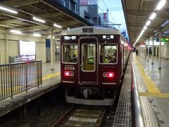 その西宮北口駅で、阪急今津線に乗り換え、仁川駅まで往く。
日中は関学や神戸女学院の学生で賑やかなこの路線も、この時間帯はガラガラ。