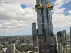★サウスバンクSouthbank
「Australia 108 by CLLIX」

100階建て、高さ319メートル。ユーレカタワーを抜き、メルボルンで一番高く、オーストラリアで2番目に高いビル。ユーレカタワーの近くです。
金色の出っ張りは入居者用のプールみたい。
サービスアパートメントとして宿泊できます。
https://ngps.com.au/estate_property/australia-108/

※オーストラリアで一番高いビルは、ゴールドコーストにある「Q1(正式名称:Queensland Number One)」