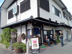 お目当てはこちらの「そば処 庄司屋 本店」さんです。2回目の訪問となります。写真は食後のものですが、開店３０分前に到着したのもあり、１番で案内されました。
