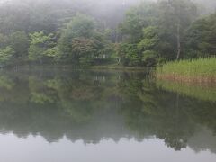 静かな朝の湖。