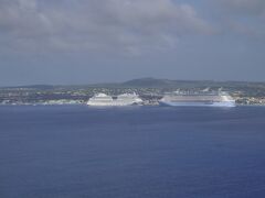 で、ボネール島が見えてきました!
巨大なクルーズ船が2隻見えます!!