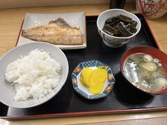 市場の一角にある市場食堂さんで朝食！おばあちゃんがやっているカウンターのみの定食屋さんで、マグロの中落ち丼が人気のようです。僕は焼魚がよかったので赤魚をいただきました。既に焼いてあるものを温める方式だったので味はそこそこかな。