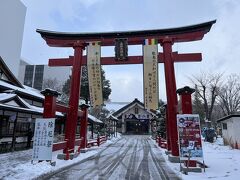 市場を出て少し歩いて善知鳥神社へ。鳥居が立派です。