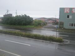 虎杖浜でむカエルた朝。

路面が濡れていますね。
本日も、天気はイマイチかな…(;´Д｀)。