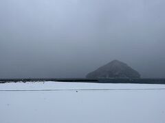 目的地は浅虫水族館！浅虫温泉駅から徒歩10分ほどの場所にあるのですが、雪の中歩くと倍の時間がかかります。途中吹雪の中湯の島を見たくて寄り道。