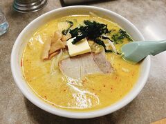 戻ってきてから青森名物のカレー味噌ミルクラーメンを食べに大西さんへ。ここも行列あたりまえの名店なのですが、15時頃行ったので10分ほどの待ち時間ですみました。カレー味なのにラーメンっていう不思議だけど癖になる味でした。