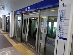 豊洲駅で停車している電車に乗り込みます。
