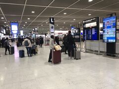 マレーシア航空から前日の15時位にフライト変更のメールが届いて気付いたのは20時…。しかも出発は約3時間遅れでクアラルンプールで恐怖の13時間待ちって…。成田の駐車場の変更やスワンナプームへのお迎え時間の変更等々、前日はバッタバタに過ごし、朝6:30にTrip.comから電話。なんとJAL直行便に変更になったとのこと。え？これって棚ぼた？不幸中の幸い？またもや各方面への変更連絡をして、夕方早めに成田へ到着。