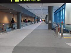 12/30午前8時半関西空港から羽田へ出発です。関空は国内線エリアが大改装され、ずいぶん導線が変わりました。レストランなどのお店は充実したのですが、保安検査場が集約されすぎて混雑がすごいし、搭乗口まで遠くなってしまいました・・