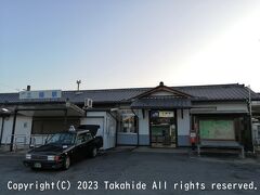 三輪駅

今日はここからスタートします。
大神神社最寄り駅のためか出口にタクシーが止まっていました。
その後ろのシャッターが閉まっている場所は初詣やお祭りの際の臨時切符売り場でしょうか。


大神神社：https://ja.wikipedia.org/wiki/%E5%A4%A7%E7%A5%9E%E7%A5%9E%E7%A4%BE