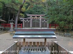 桧原神社

鳥居に特徴のある大神神社の摂社です。


桧原神社：https://oomiwa.or.jp/keidaimap/23-hibarajinja/
摂社：https://ja.wikipedia.org/wiki/摂末社