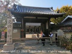 元興寺

奈良時代に朝廷の保護を受けた南都七大寺の一つです。
境内は世界遺産の構成資産の1つになっています。


元興寺：https://ja.wikipedia.org/wiki/%E5%85%83%E8%88%88%E5%AF%BA
奈良時代：https://ja.wikipedia.org/wiki/%E5%A5%88%E8%89%AF%E6%99%82%E4%BB%A3
朝廷：https://ja.wikipedia.org/wiki/%E6%9C%9D%E5%BB%B7
南都七大寺：https://ja.wikipedia.org/wiki/%E5%8D%97%E9%83%BD%E4%B8%83%E5%A4%A7%E5%AF%BA
世界遺産：https://ja.wikipedia.org/wiki/%E5%8F%A4%E9%83%BD%E5%A5%88%E8%89%AF%E3%81%AE%E6%96%87%E5%8C%96%E8%B2%A1