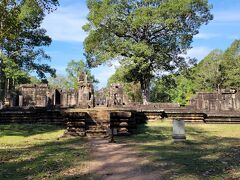 バプーオン寺院。カンボジアの王妃がシャム軍の侵攻の際に自分の子どもをこの寺院に隠したことから、「隠し子(＝バプーオン)」と呼ばれている。