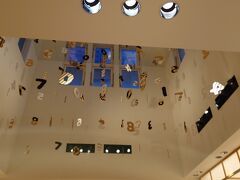 お店の中は、撮影オッケーとのこと。
靴下がかわいいのですが、
これは靴下のお店の天井。
旅行クーポンも使えて更に嬉しい。