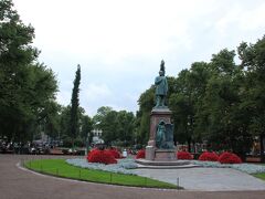 ホテルのすぐそばにある公園。Esplanadi（エスプラーディ）公園という名前です。大勢行きかっていました。

そして、真ん中に銅像が立ってるのが印象的な公園でしたが、11年ぶりに調べましたら、ヨハン・ルートヴィヒ・ルーネベルクの像でした。フィンランド系スウェーデン人の作家、国民的詩人だそうです

よく見ると、像の台座の足元には、フィンランドの乙女を象徴する熊の毛皮に包まれた若い女性の像が。彼女は月桂樹の花輪と、ルーネベリさんの母国語であるスウェーデン語でフィンランド国歌の 3 節の歌詞が刻まれた碑文を持っているのだそうです。

そして、この公園は反対側へ歩いて行くと海岸沿いへと繋がっています。