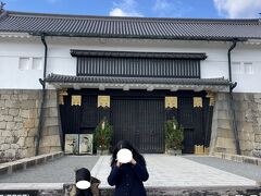 京都駅に10時過ぎに到着。地下鉄を烏丸線→東西線と乗り継いで、まずは、「二条城前」駅へ。

二条城は1603年に徳川家康によって建てられたもので、天皇のいる京都御所を守ること、将軍が京都に来た際に宿泊所とすることの2つのためのものだそうです。

しかし、「二条城」はなんと年末年始の閉館中で断念！