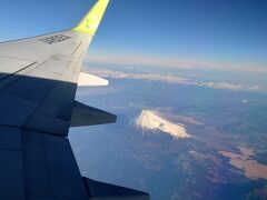 飛行機の窓から富士山がきれいに見えました。