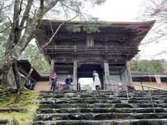 延々と続く上り坂を上ると神護寺の門が見えてきます。
コロナ禍で歩く機会が減っているせいか、上り坂をきつく感じます。