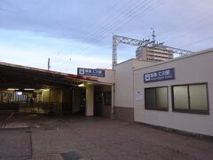 早朝の仁川駅に到着。この駅は西宮市と宝塚市の市境になっている仁川を渡った宝塚市にある。
上下線ホームで駅舎が別れ、両社は地下ホームで連絡しており、また駅の改札や出口はご覧のとおり余裕のあるつくりをしているが、これは至近にある阪神競馬場への乗客に対応するため。中央競馬会の競技場であり、大きなレースが開催される週末は凄まじい人出になる。そのための臨時出口や改札もあり、昔は開催日には梅田から当駅まで運行の臨時急行なんかも走っていたんだけど、今は走ってるのかなあ。
駅北側には折り返し用引き上げ線があり、臨時列車の折り返しが可能。昔は仁川発今津方面とか結構走ってたんだよね。