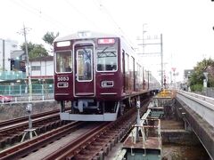 仁川を渡る下り回送電車。
ニシキタの車庫から宝塚駅まで回送し、折り返し、宝塚発今津線経由大阪梅田行準急電車となる。
平日朝ラッシュ時に、上り梅田行のみ、15分間隔で走る今津線の昔からの名物列車。宝塚から門戸厄神までは各駅停車だが、「西宮北口は通過する」、急曲線の短絡線を通るので危険で客扱いできないのだ。門戸厄神の先は塚口、十三に停車する。
今津線は6両編成だが、梅田直通準急は8両編成、なので、今津線の各駅は、門戸厄神から北は、上りホームだけ8両編成対応になっており、仁川と宝塚をのぞき下りホームは6両しか停まれない。なので、下り送り込みはこのように回送扱いなのだ。
なお、件の準急今津線経由梅田行、宝塚線の急行よりも梅田まで行く時間が短い。なので結構混む。門戸厄神駅の「おおーさかいきじゅんきゅー、おおーさかいきじゅんきゅーでーす、つぎは、つかぐちまでとまりませーん」の放送が懐かしい。