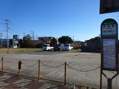 その東側にあるバス乗り場。かつての鉾田駅の駅前広場。
奥の車が止まっているあたりに駅舎があった。

バス停の名前は「鉾田駅」のまま。
ほとんどのバスはここが起終点となっている。