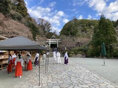 鶴ヶ丘八幡宮から40分
鎌倉宮にやってきました。
白い鳥居が素敵な神社です。