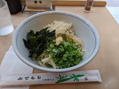 朝ごはんは松山空港で四国の食文化を代表するうどんを食べました。そして伊予鉄の2Dayパスを購入しスタジアムへ！
