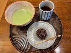 一保堂の喫茶室に立ち寄ってお茶と和菓子をいただきました。