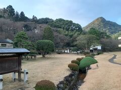 鍋島藩武雄領主の庭園。

奥の有料エリアに行くと、さらに美しいみたいです。
時間的にオープンしていないので、気持ちだけ。