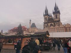 クリスマスは少し過ぎましたが、旧市街広場ではクリスマスマーケットの名残がありました。