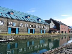 まずは小樽運河にやってきました。運河沿いに倉庫が並ぶ景色は小樽を代表するスポット。
