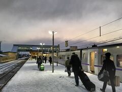 「長万部駅」に到着☆

スノボを持った人などはここで降りて、スキー場のあるニセコや倶知安方面に向かう普通列車に乗り換えます。