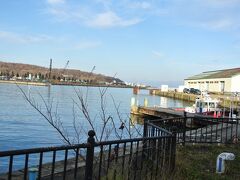 小樽港。ここは観光船の船乗り場みたいでしたが、冬場は観光船は休止。

対岸にはクレーンが見えます。